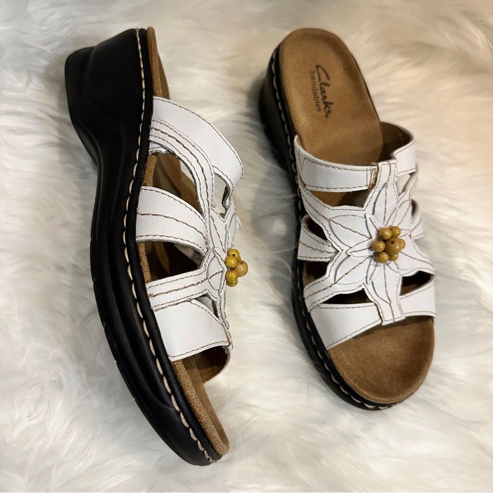 Clarks Lexi Myrtle Leather Slip On Bead Detail White Size 8 Wedge Sandals